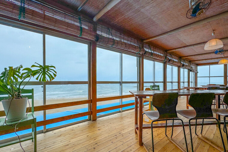 カフェスペース（写真の場所は7月以降は浜茶屋の大広間として使われます）