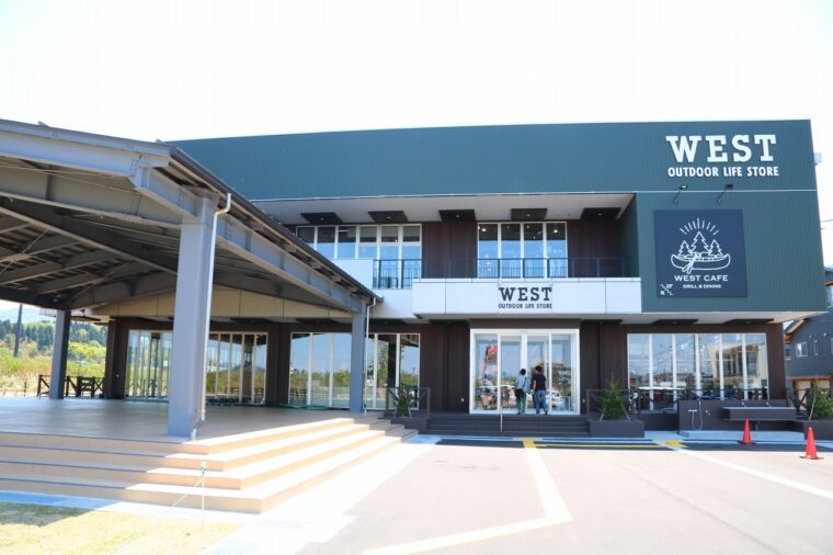 WEST CAFE 長岡店が入っているWEST長岡店の外観