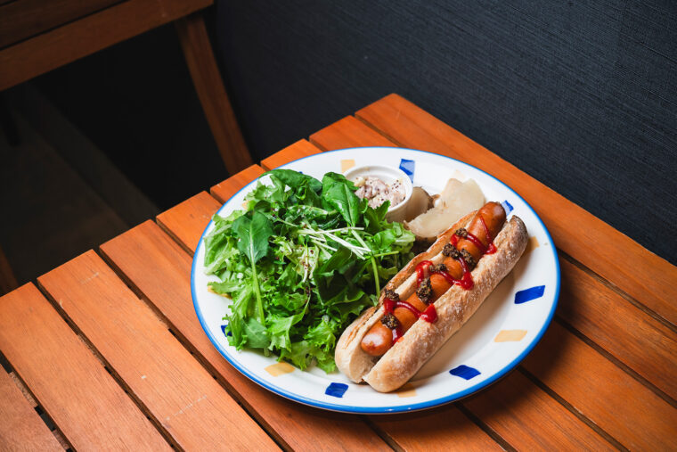 『ホットドック（プレート）』（880円）は、カフェタイムの看板メニュー