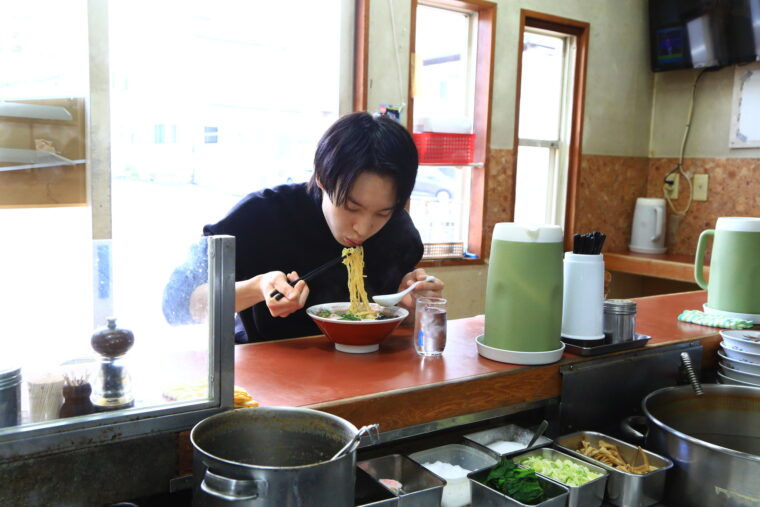 いよいよ麺をすする！