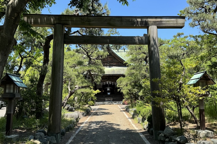 緑豊かな境内はまさに鎮守の森