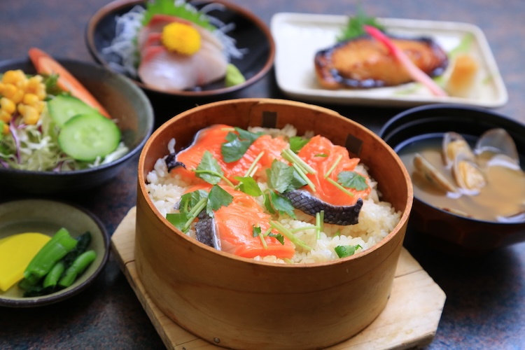 わっぱ飯に刺身、焼魚、サラダ、味噌汁という豪華なセット。これぞ雄仙の味、な『雄仙御膳』は2,500円