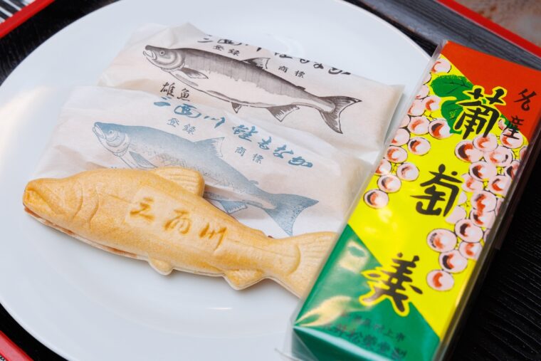 『三面川鮭もなか』（1個140円〜）と『葡萄羹』(540円〜)