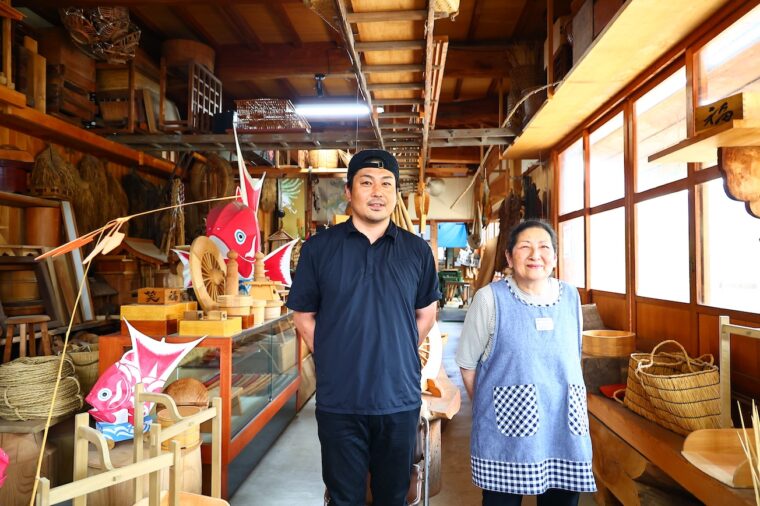 村上の職人文化を守る店主・石栗幸一さんと母親の悦子さん