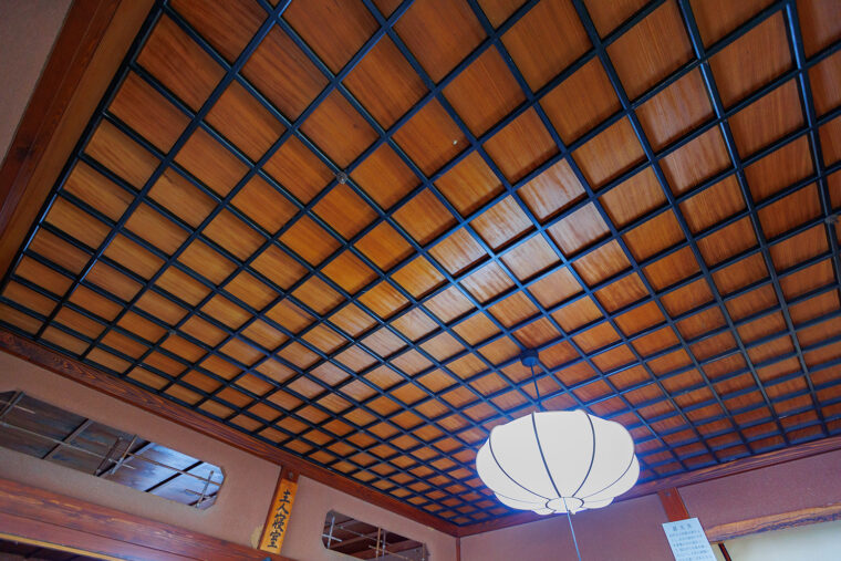 碁盤目模様の天井。囲碁をたしなんでいた当主のセンスが至るところに光っている