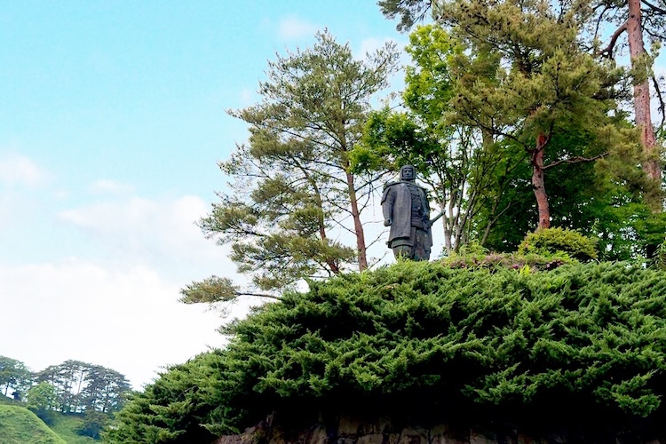 「越後の龍」と呼ばれた戦国武将・上杉謙信公の銅像