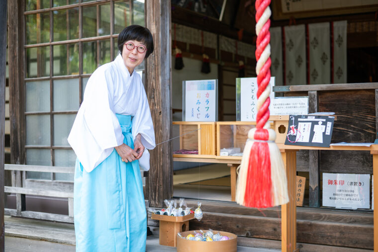 宮司の登石木綿子さんが穏やかな表情で出迎えてくれる