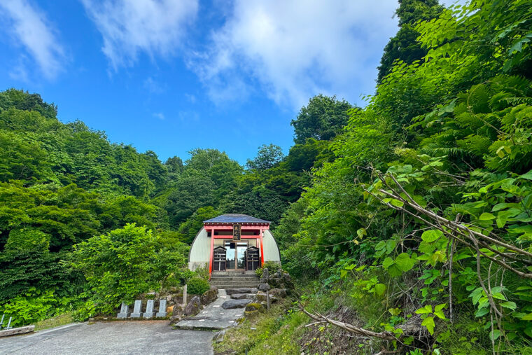 神社から約5キロ離れた山の奥にある奥の院。こちらもあわせて参拝したい