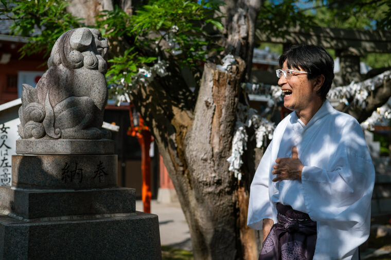 ユーモアを交えて「願掛け高麗犬」の説明をしてくれる宮司さん