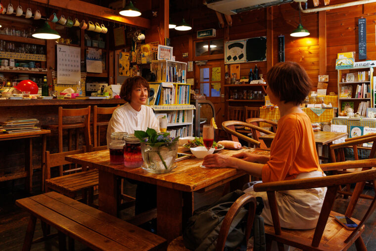 夜の店内。会話が弾みます。ひとり飲みでも心地よく過ごせそう