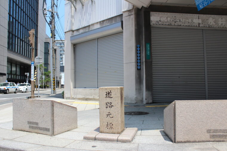 「道路元標」の碑の奥の壁に注目