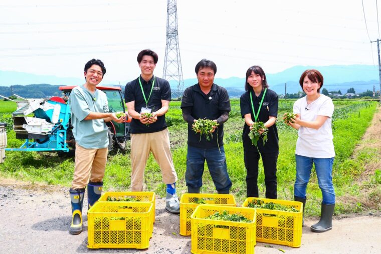 生産者の磯部さん（中央）とJA北新潟の渋谷さん（左から2番目）・荻野さん（右から2番目）