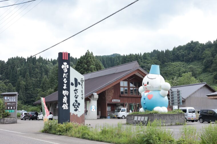 大きな雪だるまがお出迎え！