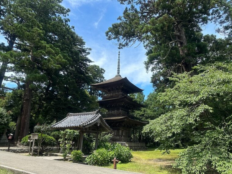 乙宝寺の三重塔