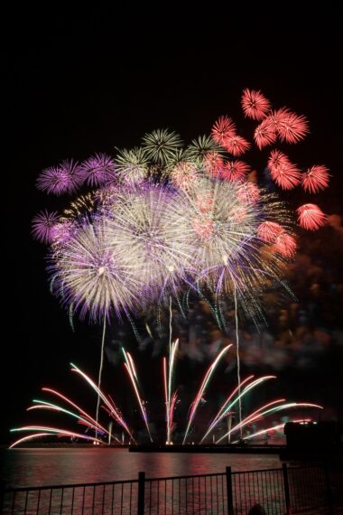 島内唯一の三尺玉は必見！ 佐渡の海と夜空を大型花火が彩る