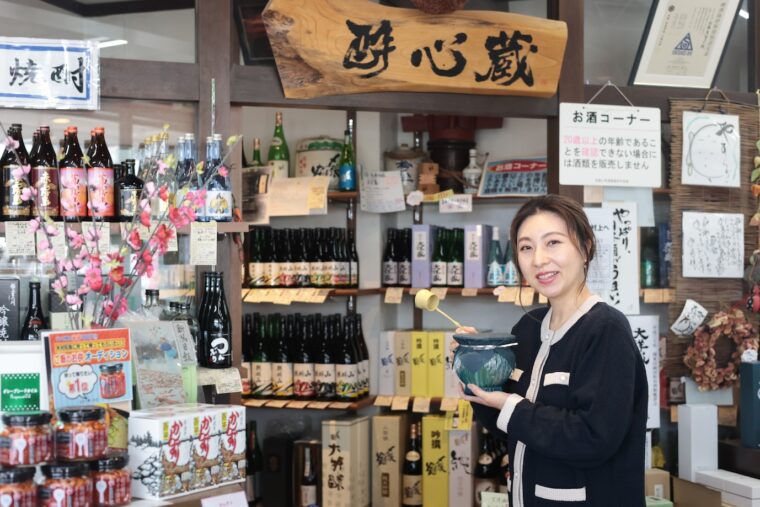 店主・佐藤真智子さんが手に持っているのは『甕爽々』