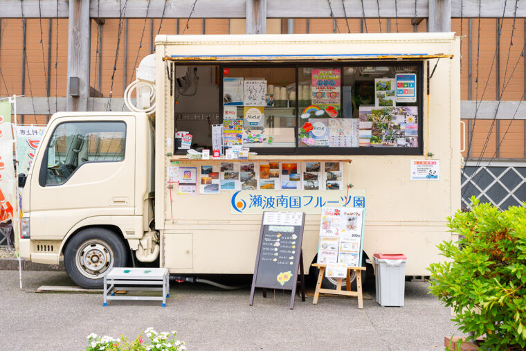 ベージュ色のかわいらしいキッチンカー