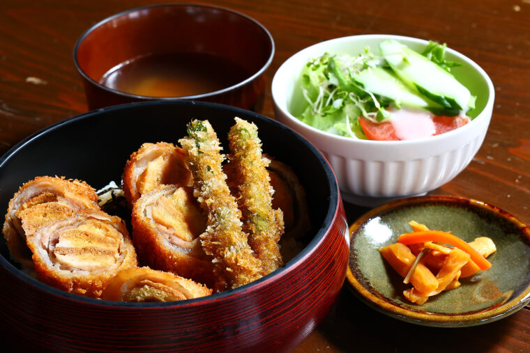 宮村製麩所の麩を使った『みやむらの麩カツ丼定食』（1,200円）