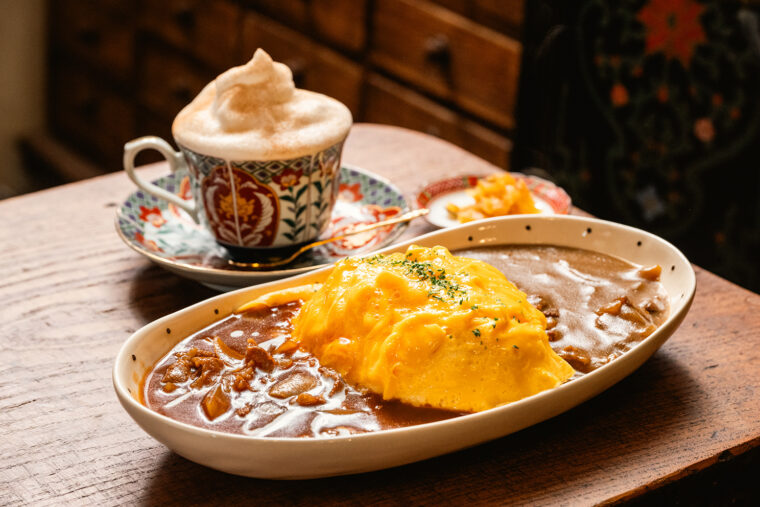 『カレー・ハッシュドビーフ 合い盛り』（1,000円）と、『GACKTスペシャル』（写真奥・600円）