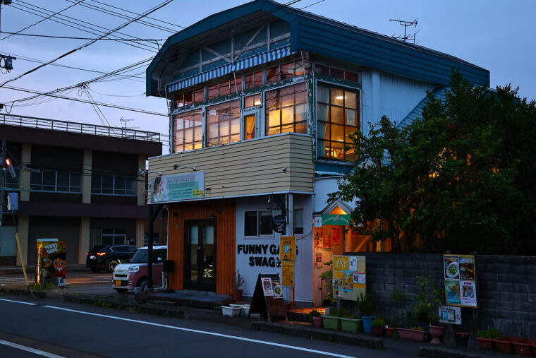 店があるのは建物2階。窓から明かりが漏れる夜の外観も素敵