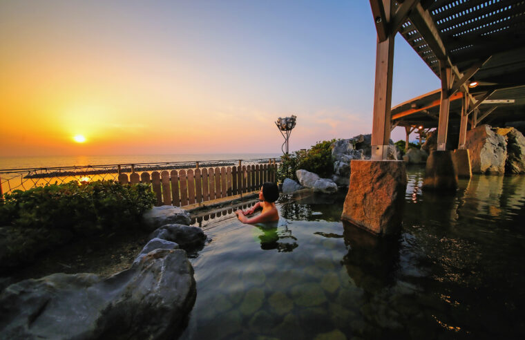 日本海に沈む夕日を見ながら入る露天風呂は格別！