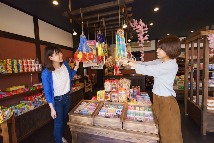 昔懐かしの駄菓子が並ぶ、加賀田米穀店