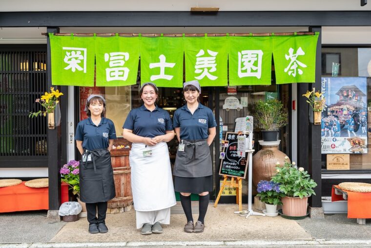 黄緑色の暖簾が目印。スタッフの皆さんが温かく迎えてくれる