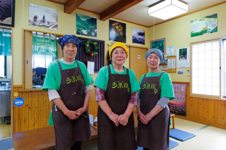 代表の五十嵐なつ子さん（中央）とスタッフの皆さん