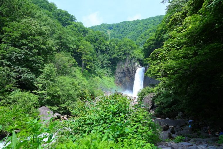 新潟県と長野県の県境に位置する苗名滝へ！