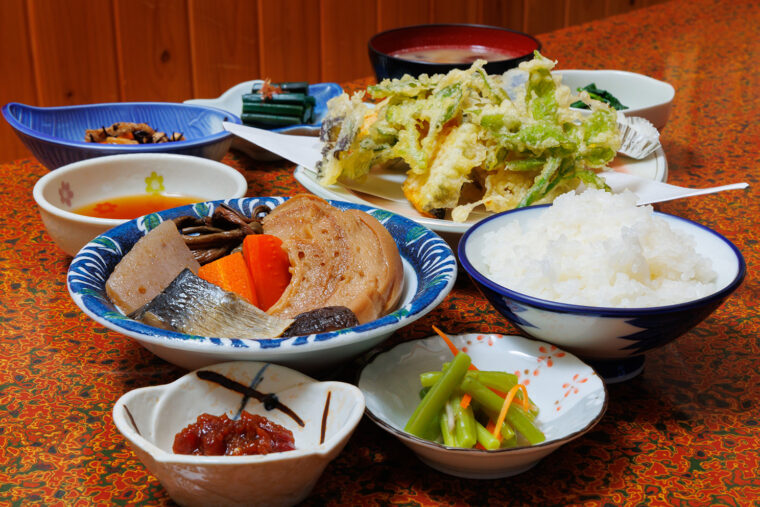 煮物と天ぷらの定食が二大看板。神楽南蛮を使ったカレーもおすすめ