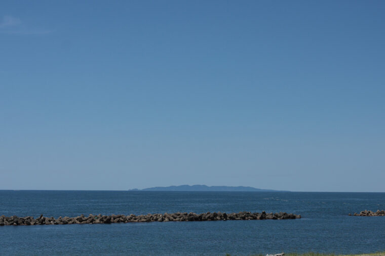 海沿いを走っていると粟島が見えました！