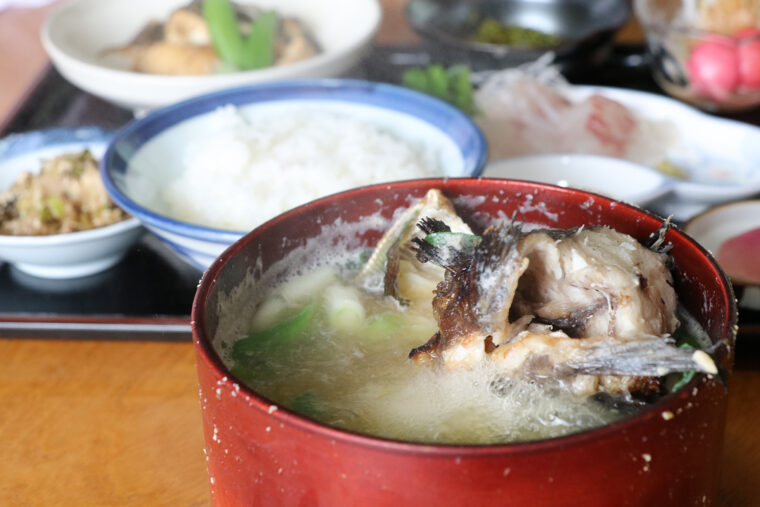 アツアツのわっぱ煮と旬の魚料理が盛りだくさん。『わっぱ煮定食』(2,000円)