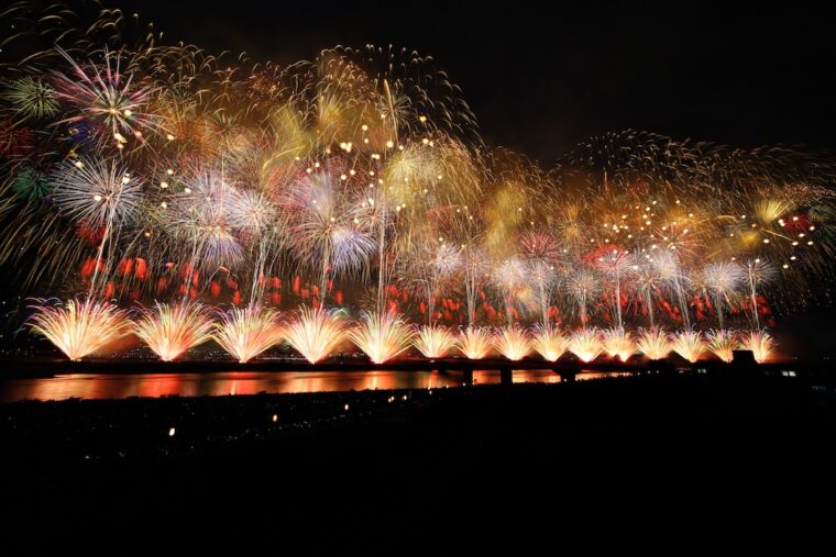 夜空で煌めく美しい大輪の花に歓声と感動が沸き上がる