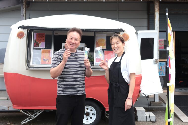 「かわいらしい見た目とパリパリ食感が人気の和菓子、琥珀糖もおすすめです」と店主の高橋さん