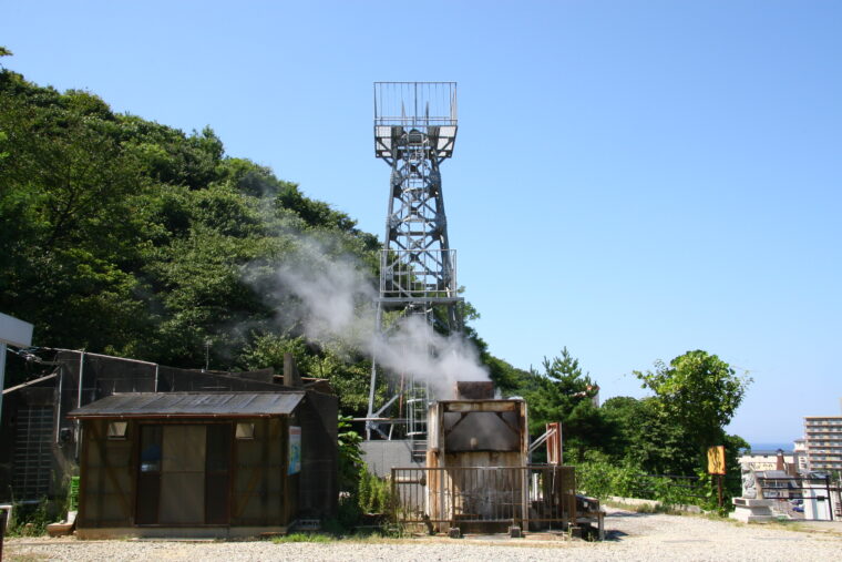 温泉が噴出した温泉源泉井戸がある噴湯公園。高台にあるので温泉街や日本海を一望できます