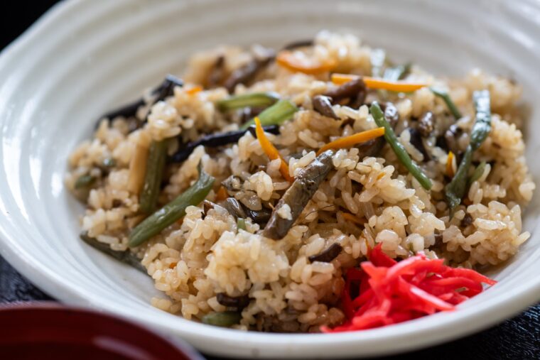 ご飯はもちろん魚沼産コシヒカリ！ シャキシャキの山菜とご飯の味付けがヤミツキに！