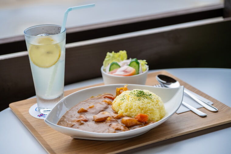 『グランマカレー』（880円）と『さわやかレモンスカッシュ』（580円）