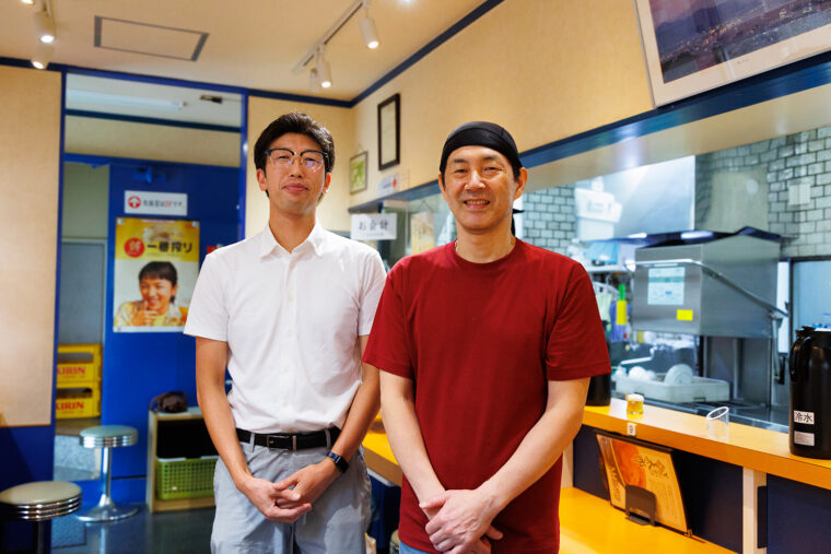 とんかつ太郎の3代目・小松寿雄さん（右）とそだたべ BOOKS・松尾雄一さん（左）