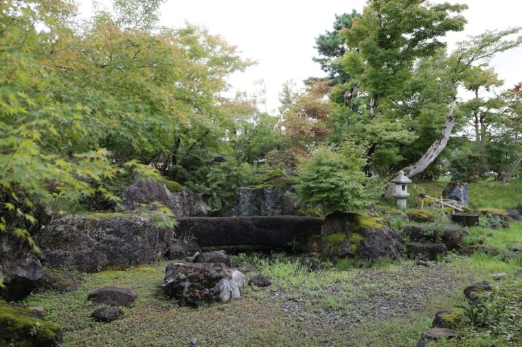 保内の伝統的な庭園技術によって造られた和風庭園