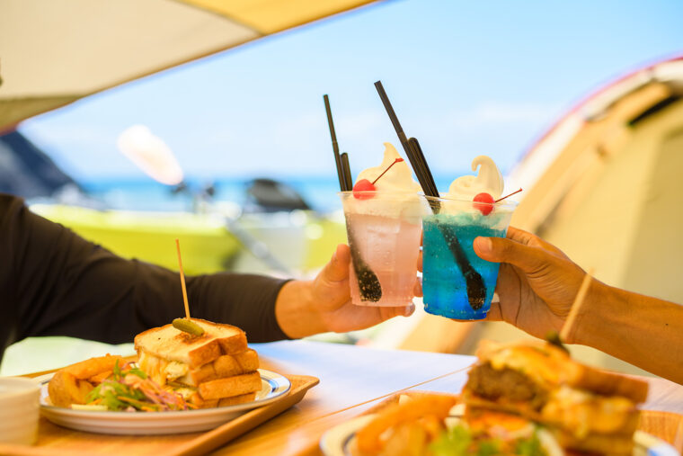 海を眺めながら味わう、食べ応えのあるサンドとフロートは格別！