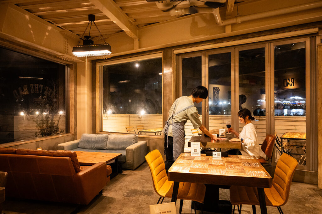 CAFE THE RAD】夕暮れの鳥屋野潟を眺めながら贅沢なカフェタイム｜新潟