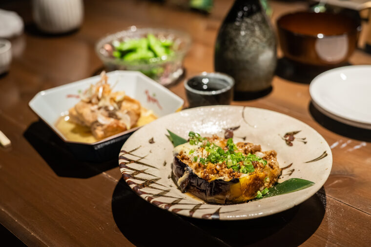 『なす肉味噌チーズ焼き』『枝豆』『豚の角煮』（各660円）をチョイス