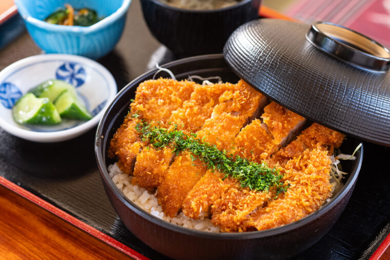 食堂で提供されている『朝日豚ロースたれカツ丼』（1,300 円）