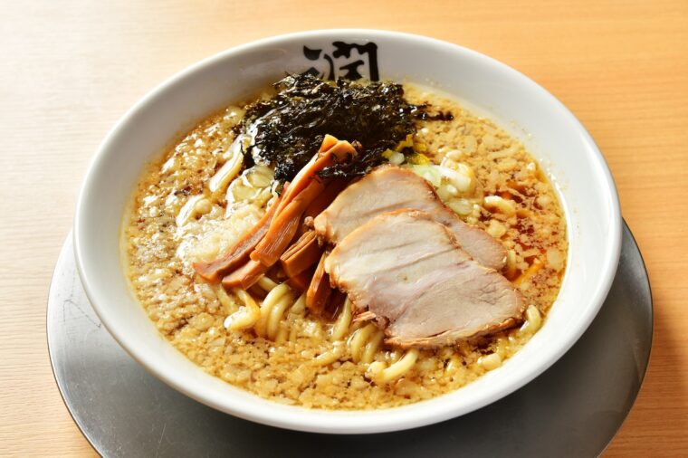 人気店・らーめん潤の『燕背脂ラーメン』