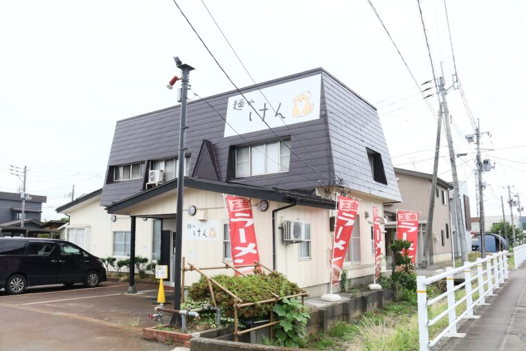 丼をかぶったかわいらしいワンちゃんの看板が目印