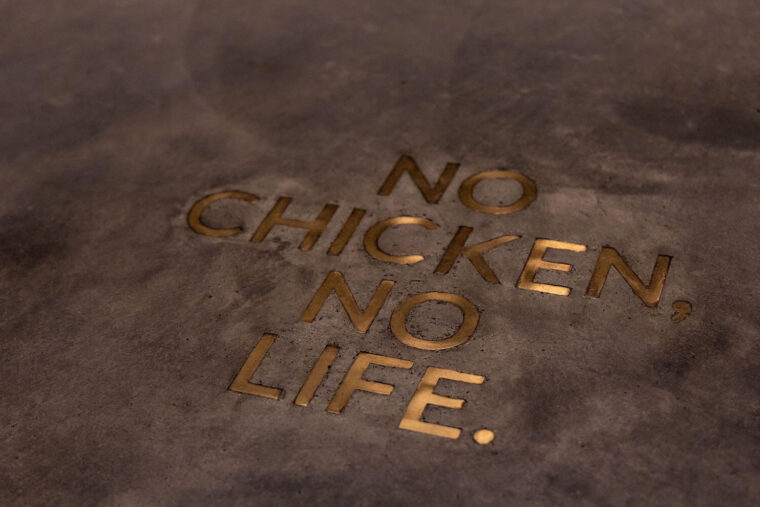 入口床には「NO CHICKEN , NO LIFE」とキャッチーなフレーズが！