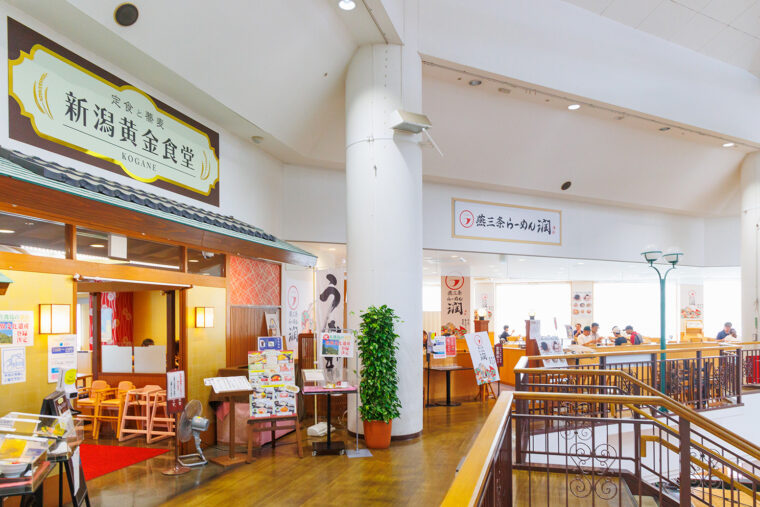 バザール館2階のレストラン街。郷土料理のお店とご当地ラーメンのお店があります