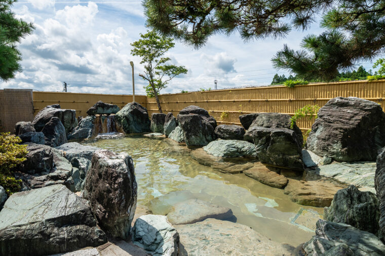 トロリとやわらかなお湯が魅力的なまほろば温泉の露天風呂