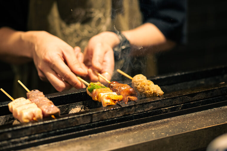 焼鳥が焼き上がった時の香りと焼き具合に熟慮し、紀州備長炭を使用