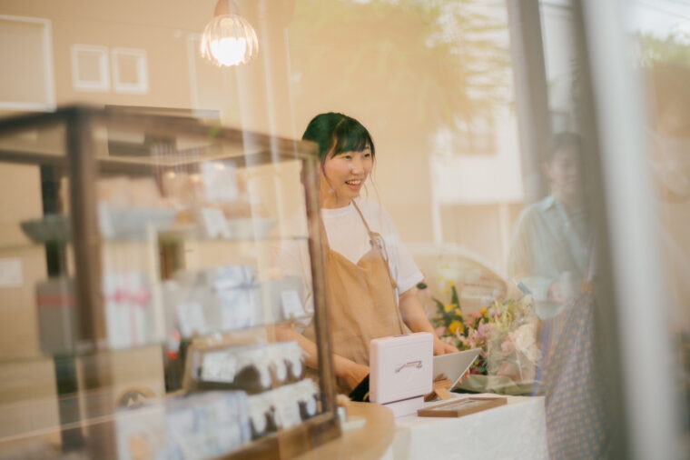 「お客様と言葉を交わしながらお菓子を販売できるのが楽しいです」と五十嵐さん